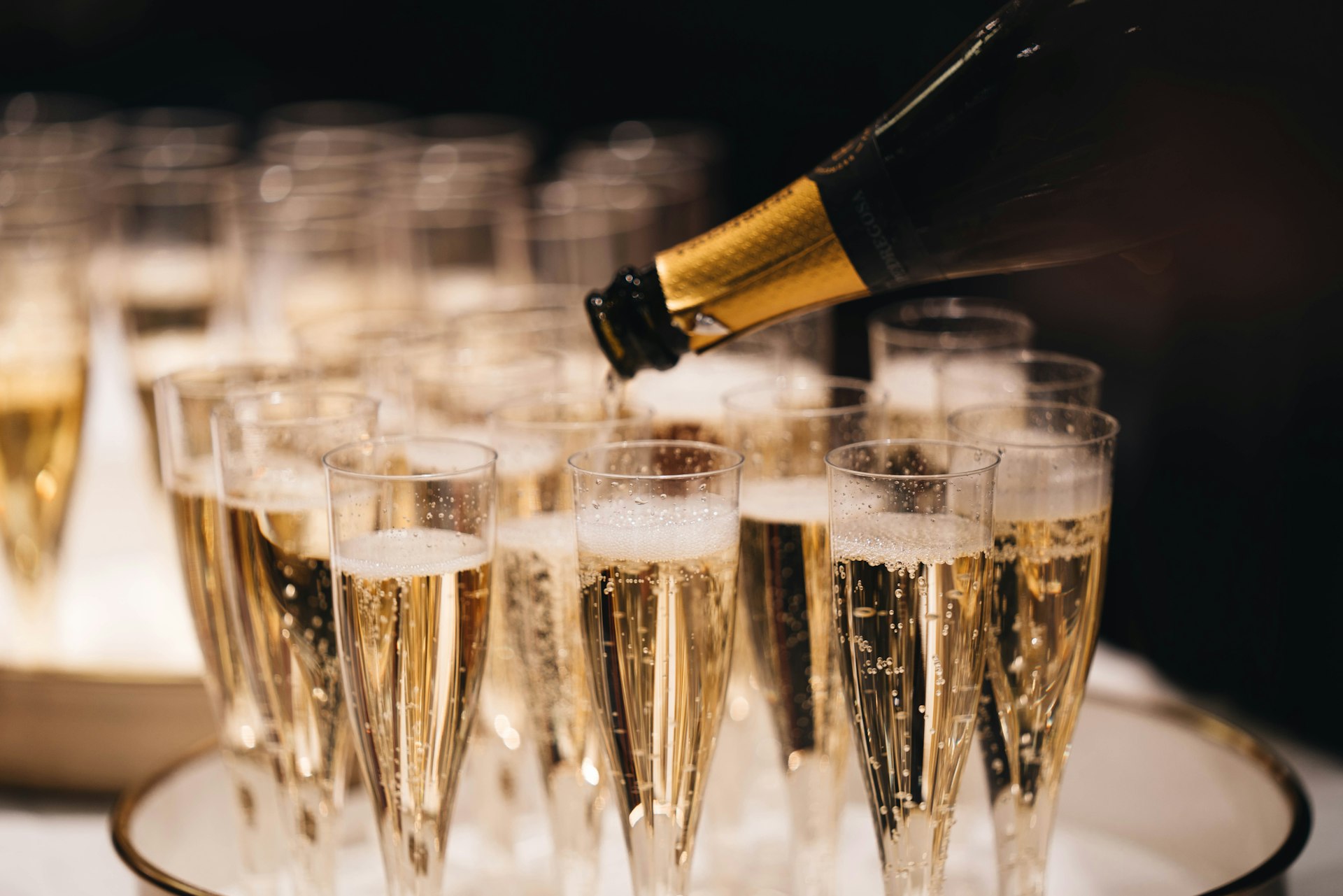 Brindis con champagne durante una celebración en Francia